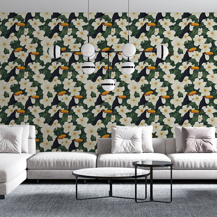 Un salon moderne avec un papier peint tropical illustrant des toucans et des fleurs blanches sur fond vert, créant une ambiance vivante et exotique.