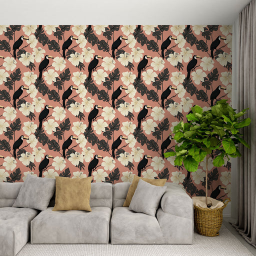 Un salon moderne avec un papier peint tropical aux motifs de toucans et de fleurs blanches sur fond rose, créant une ambiance chaleureuse et vivante.