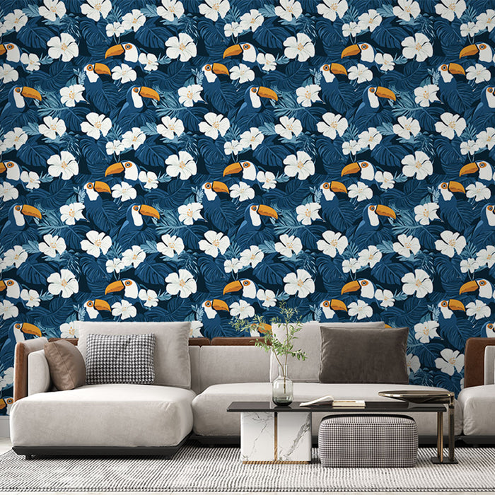 Un salon moderne avec un papier peint tropical bleu nuit orné de toucans et de fleurs blanches, créant une ambiance vivante et exotique.