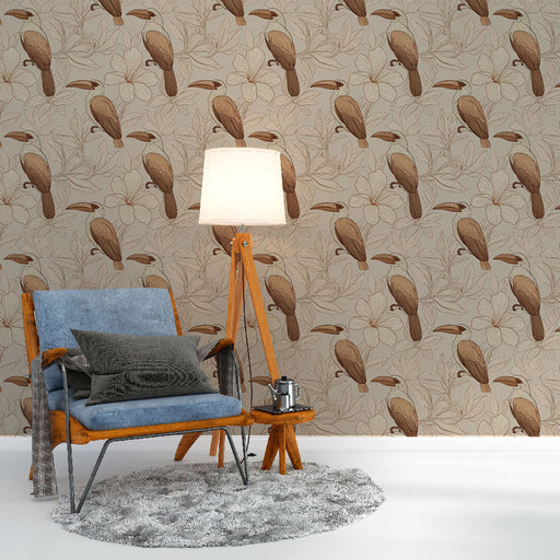 Une pièce cosy avec un papier peint aux motifs de perroquets et de fleurs sur fond beige, évoquant une ambiance tropicale et chaleureuse.