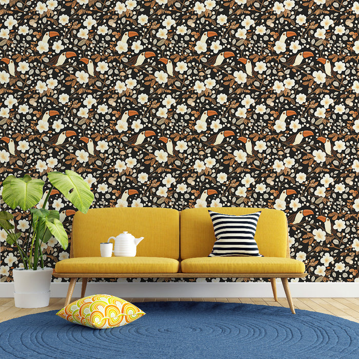 Un salon lumineux avec un papier peint floral noir orné de fleurs blanches et d'oiseaux colorés, créant une atmosphère chaleureuse et accueillante.