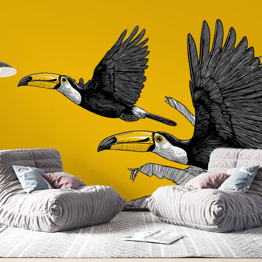 Un salon moderne avec un papier peint représentant des toucans en vol sur un fond jaune vif, créant une ambiance dynamique et joyeuse.