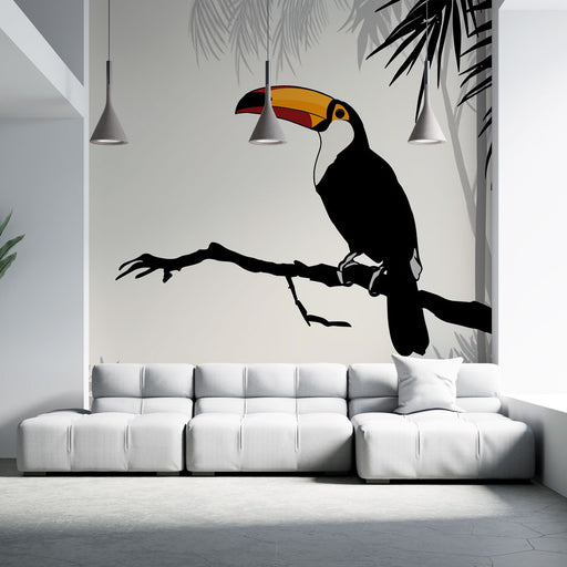 Un salon moderne avec un papier peint tropical représentant un toucan stylisé sur une branche, créant une atmosphère vivante et exotique.