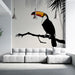 Un salon moderne avec un papier peint tropical représentant un toucan stylisé sur une branche, créant une atmosphère vivante et exotique.