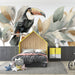 Une chambre moderne avec un papier peint représentant un toucan majestueux entouré de grandes feuilles aux teintes douces, créant une ambiance tropicale et apaisante.