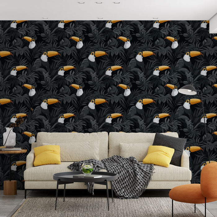 Un salon contemporain avec un papier peint tropical noir illustrant des toucans colorés parmi des feuillages luxuriants, créant une atmosphère vivante et exotique.