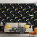 Un salon contemporain avec un papier peint tropical noir illustrant des toucans colorés parmi des feuillages luxuriants, créant une atmosphère vivante et exotique.