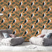 Un salon moderne avec un papier peint tropical aux motifs de toucans et de feuillages sur un fond orangé, créant une ambiance chaleureuse et vivante.