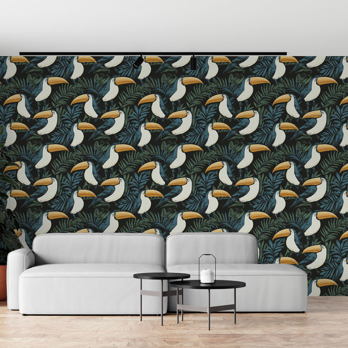Un salon moderne avec un papier peint tropical représentant des toucans colorés et des feuilles exotiques sur fond noir, créant une ambiance vivante et chaleureuse.