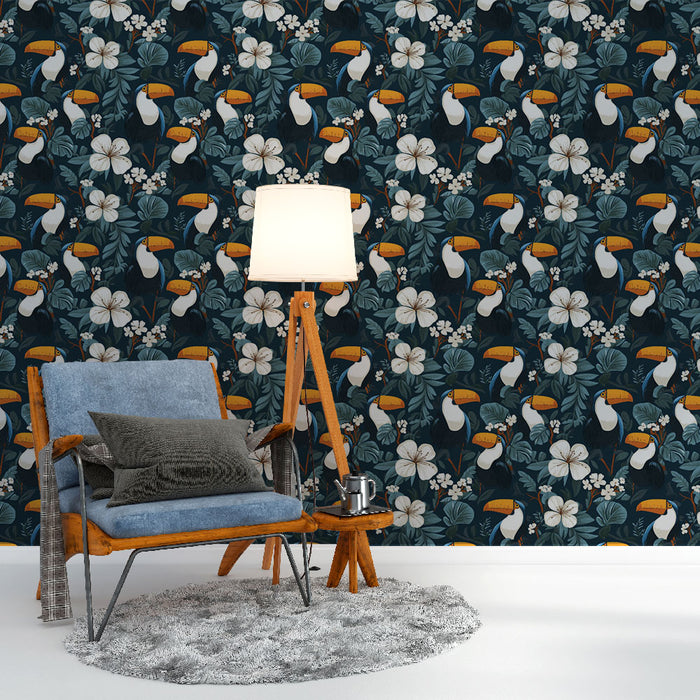 Un salon accueillant avec un papier peint tropical représentant des toucans colorés et des fleurs blanches sur fond sombre, créant une atmosphère vivante et exotique.