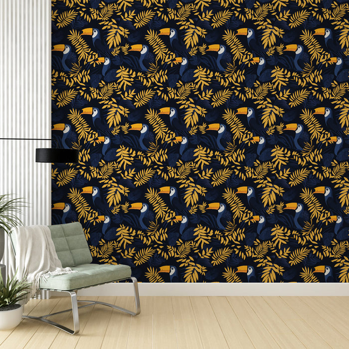 Une pièce moderne avec un papier peint tropical bleu marine orné de toucans et de feuillages dorés, créant une ambiance vivante et exotique.