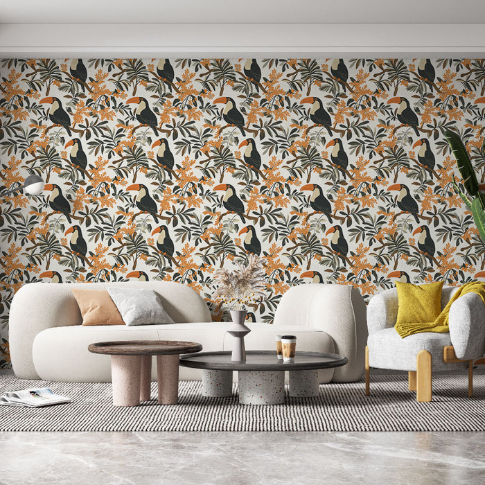 Un salon moderne avec un papier peint tropical représentant des toucans et des feuillages sur fond clair, créant une ambiance vivante et chaleureuse.