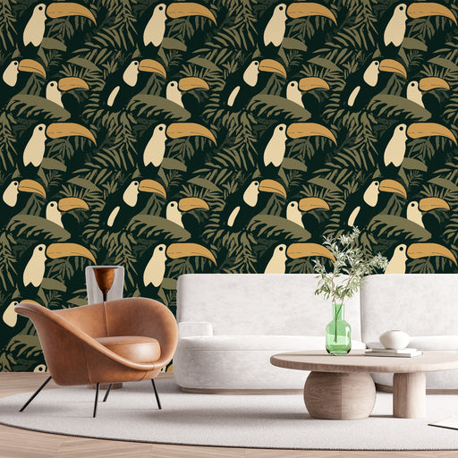 Un salon contemporain avec un papier peint tropical représentant des toucans et des feuilles sur fond vert foncé, créant une atmosphère vivante et exotique.