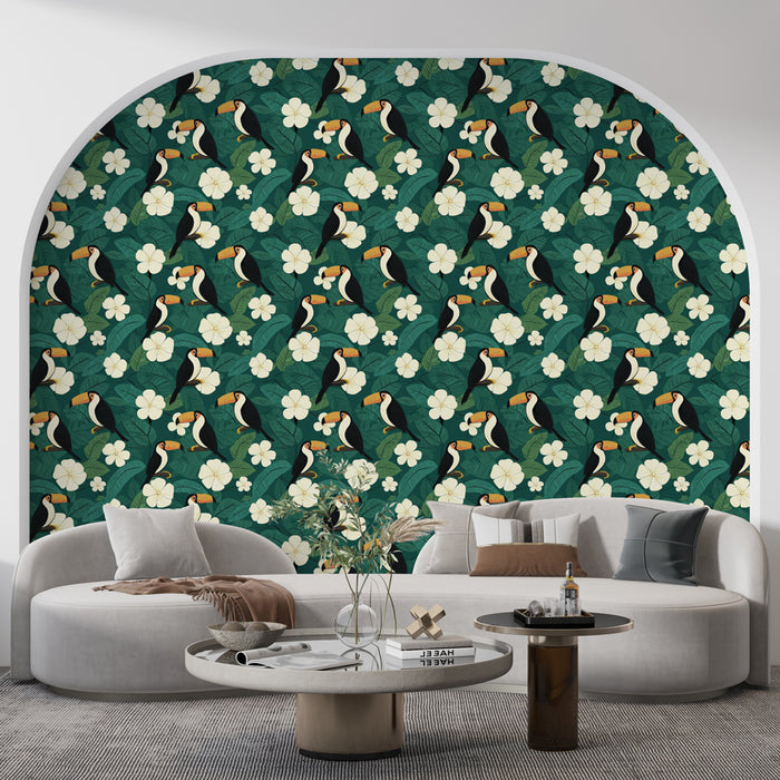 Un salon moderne avec un papier peint tropical vert foncé illustrant des toucans et des fleurs blanches, créant une atmosphère vivante et accueillante.