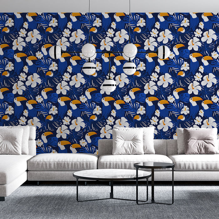 Un salon moderne avec un papier peint tropical bleu profond orné de toucans et de fleurs blanches, créant une ambiance vivante et exotique.
