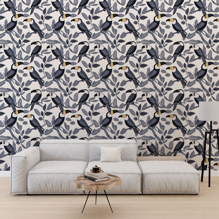 Un salon moderne avec un papier peint représentant des toucans stylisés sur fond clair, créant une ambiance tropicale et vivante.