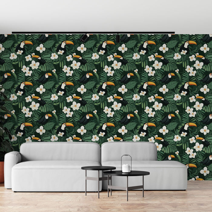 Un salon moderne avec un papier peint tropical représentant des toucans et des fleurs blanches sur un fond vert luxuriant, créant une ambiance vivante et exotique.