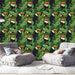 Un salon moderne avec un papier peint tropical représentant des toucans colorés sur un fond de feuillage luxuriant, créant une ambiance vivante et exotique.