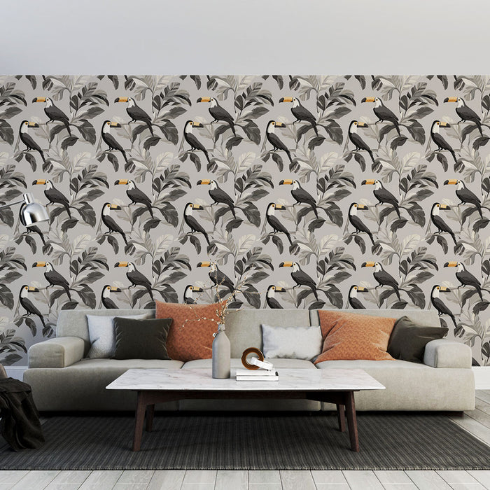 Un salon moderne avec un papier peint tropical représentant des toucans et des feuilles sur un fond gris, créant une ambiance vivante et chaleureuse.