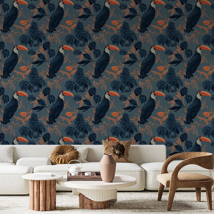 Un salon élégant avec un papier peint tropical bleu nuit illustrant des toucans et des fleurs aux teintes terracotta, créant une atmosphère chaleureuse et exotique.