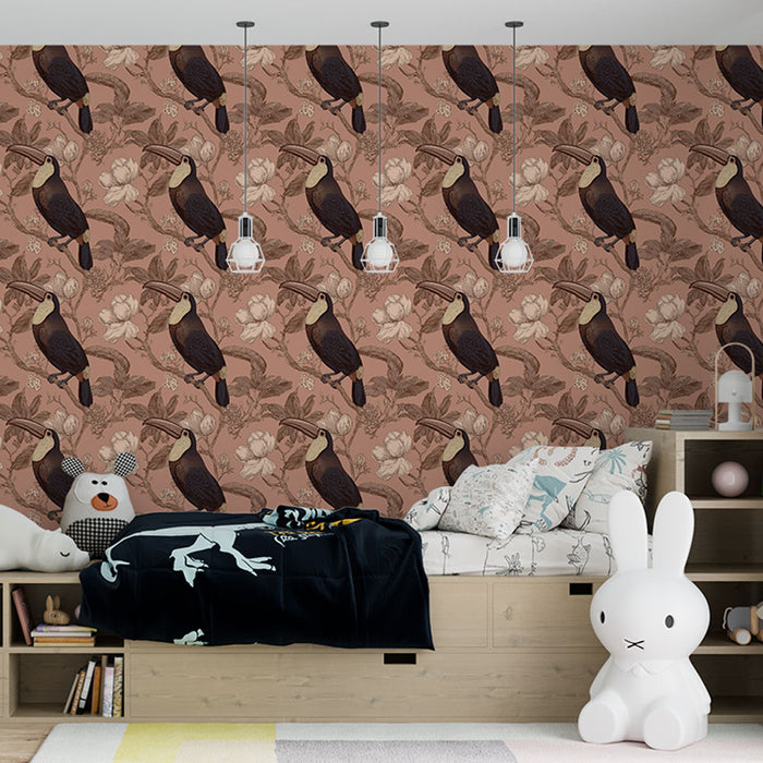 Une chambre enfantine avec un papier peint illustrant des toucans sur fond rose, créant une atmosphère ludique et chaleureuse.