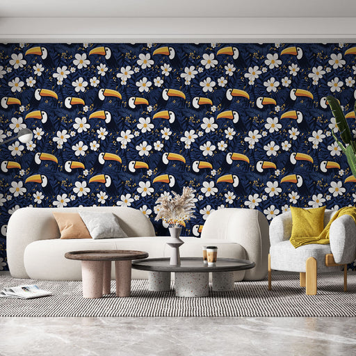 Un salon moderne avec un papier peint tropical bleu marine orné de toucans et de fleurs blanches, créant une ambiance vivante et exotique.