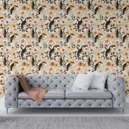Un salon moderne avec un papier peint tropical représentant des toucans et des fleurs dans des teintes chaudes, créant une ambiance vivante et accueillante.