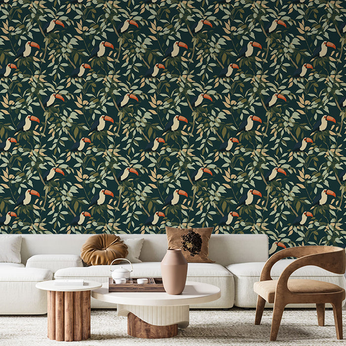 Un salon moderne avec un papier peint tropical aux motifs de toucans et de feuillage sur fond vert foncé, créant une ambiance vivante et naturelle.