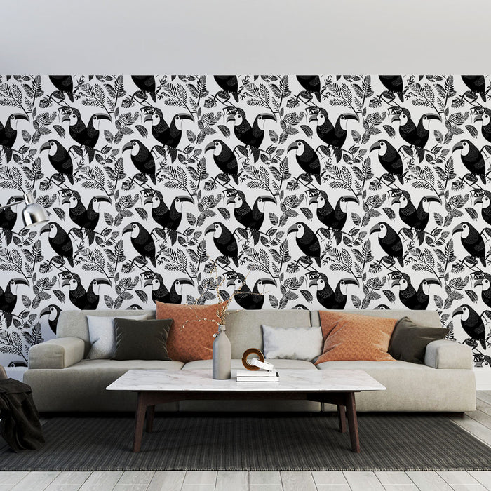 Un salon moderne avec un papier peint monochrome représentant des toucans stylisés et des feuillages, créant une ambiance audacieuse et graphique.