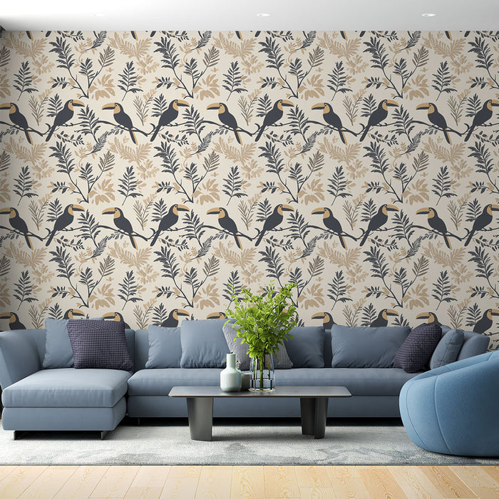 Un salon moderne avec un papier peint tropical aux motifs de toucans et de feuillages dans des teintes beige, noir et doré, créant une ambiance vivante et chaleureuse.