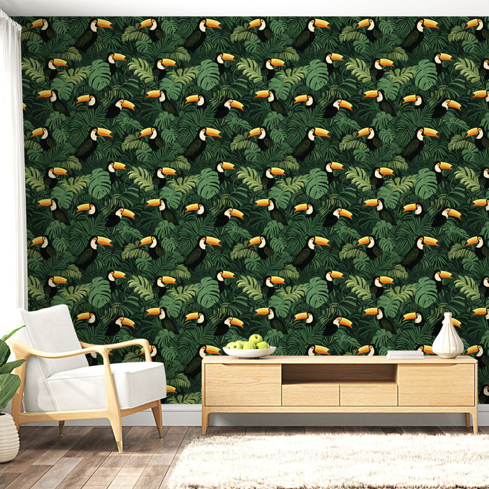 Un salon lumineux avec un papier peint tropical vert foncé orné de toucans colorés et de grandes feuilles exotiques, créant une ambiance vivante et naturelle.