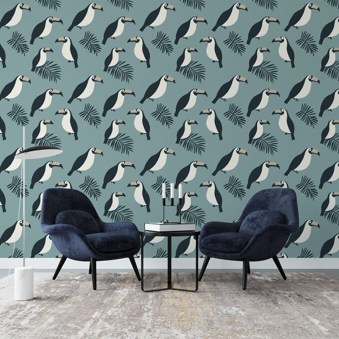 Un salon moderne avec un papier peint tropical bleu clair orné de toucans et de feuilles, créant une ambiance vivante et rafraîchissante.