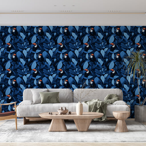 Un salon moderne avec un papier peint tropical bleu nuit orné de toucans et de feuilles luxuriantes, créant une ambiance vivante et exotique.
