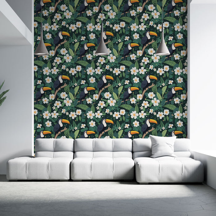Un salon moderne avec un papier peint tropical représentant des toucans colorés et des fleurs blanches sur un fond vert luxuriant, créant une ambiance vivante et exotique.
