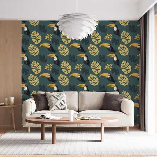 Un salon moderne avec un papier peint tropical vert foncé orné de toucans et de grandes feuilles, créant une ambiance vivante et exotique.