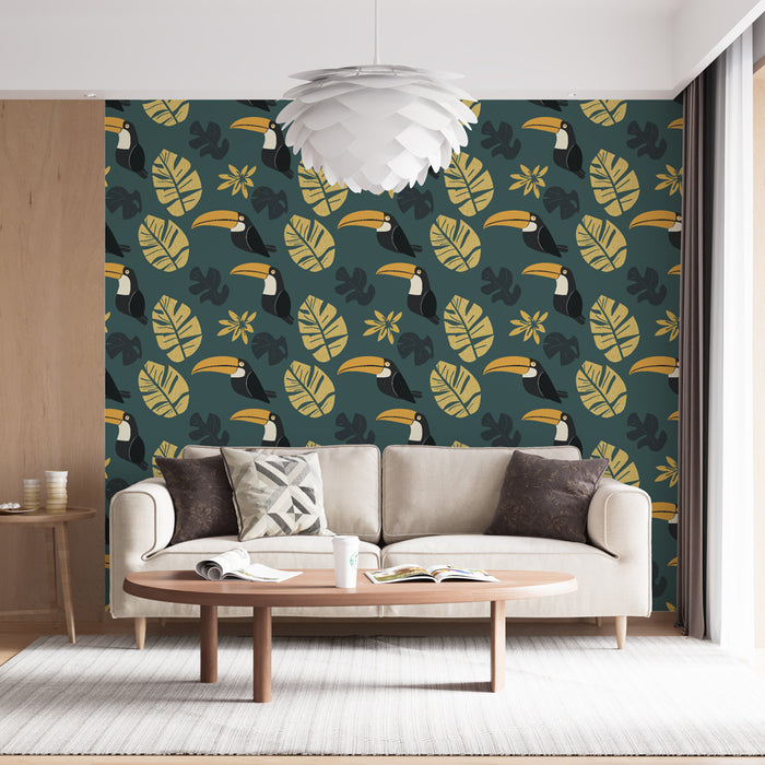 Un salon moderne avec un papier peint tropical vert foncé orné de toucans et de grandes feuilles, créant une ambiance vivante et exotique.