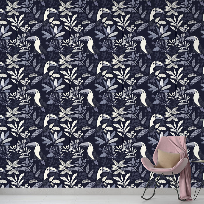 Une pièce moderne avec un papier peint tropical bleu nuit orné de toucans et de feuillages délicats, créant une atmosphère exotique et apaisante.