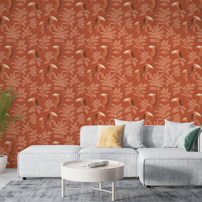 Un salon moderne avec un papier peint terracotta orné de toucans et de feuillages, créant une ambiance tropicale et chaleureuse.