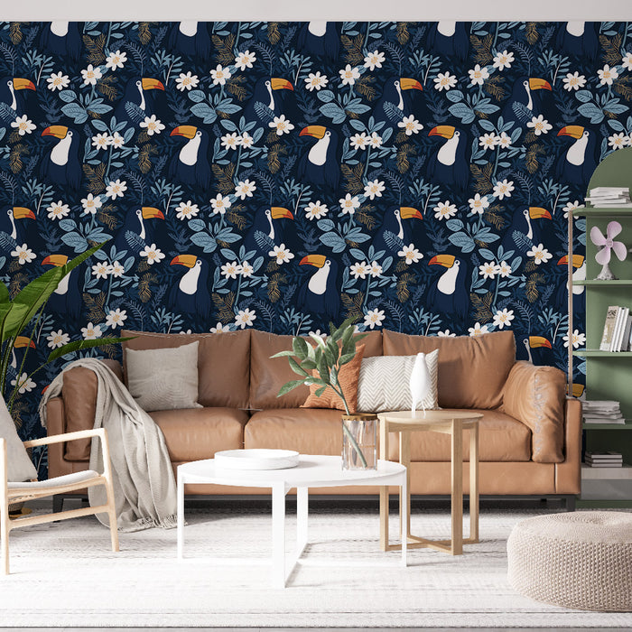 Un salon moderne avec un papier peint tropical bleu nuit illustrant des toucans et des fleurs blanches, créant une ambiance vivante et exotique.
