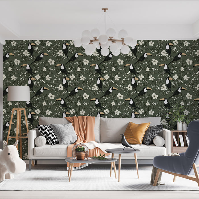 Un salon moderne avec un papier peint tropical vert foncé orné de toucans et de fleurs blanches, créant une atmosphère vivante et accueillante.