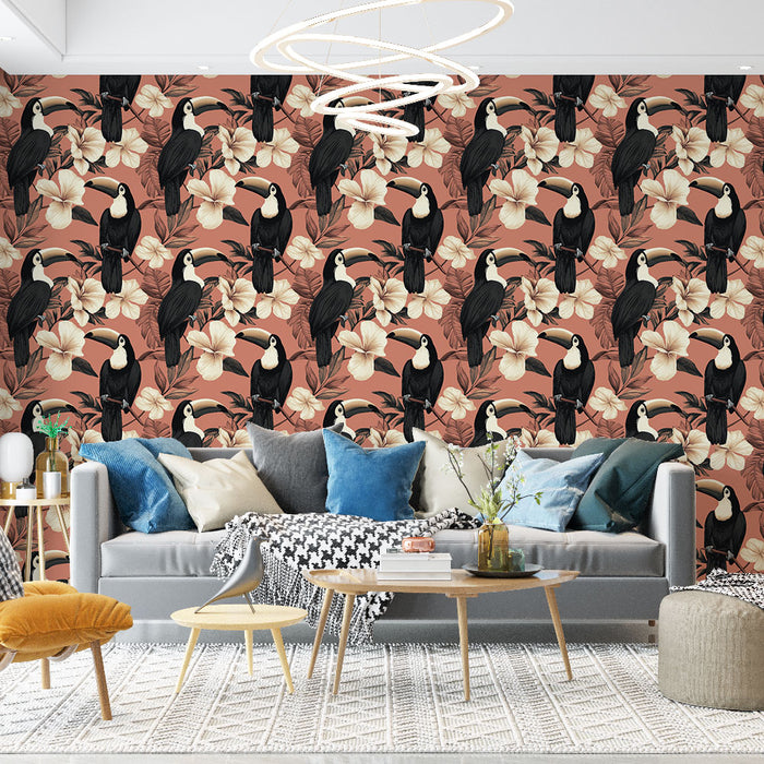 Un salon moderne avec un papier peint tropical aux motifs de toucans noirs et de fleurs claires sur fond terracotta, créant une ambiance vivante et chaleureuse.