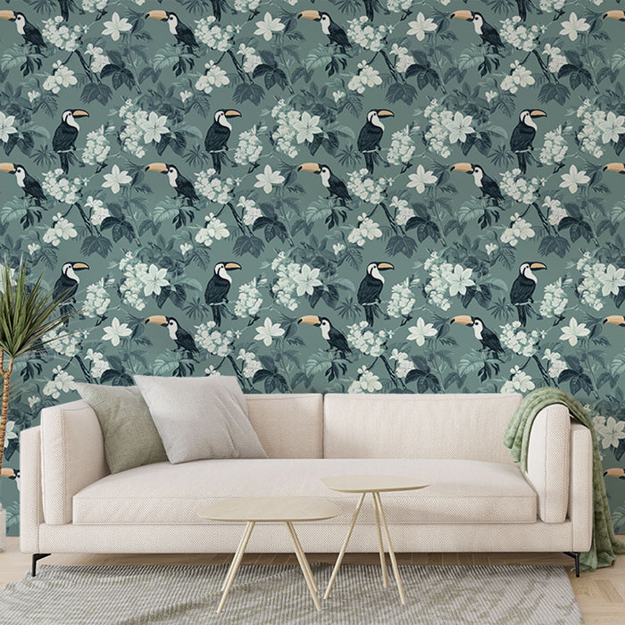 Un salon moderne avec un papier peint tropical représentant des toucans et des fleurs blanches sur fond vert, créant une ambiance vivante et exotique.