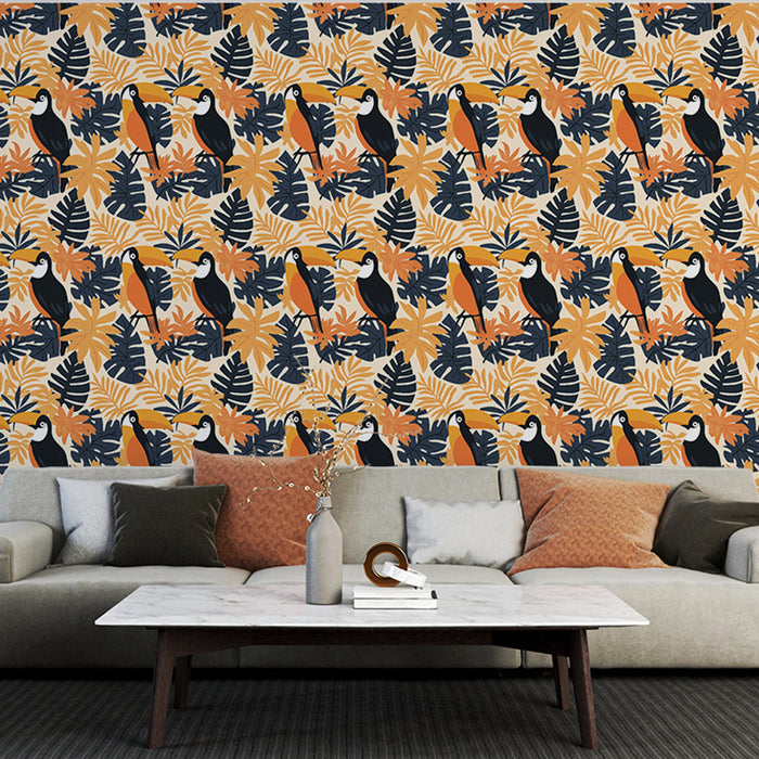 Un salon moderne avec un papier peint tropical aux motifs colorés de toucans et de feuillages exotiques, créant une ambiance vivante et chaleureuse.
