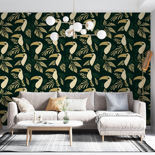 Un salon moderne avec un papier peint tropical vert foncé orné de toucans et de feuilles exotiques, créant une ambiance vivante et chaleureuse.