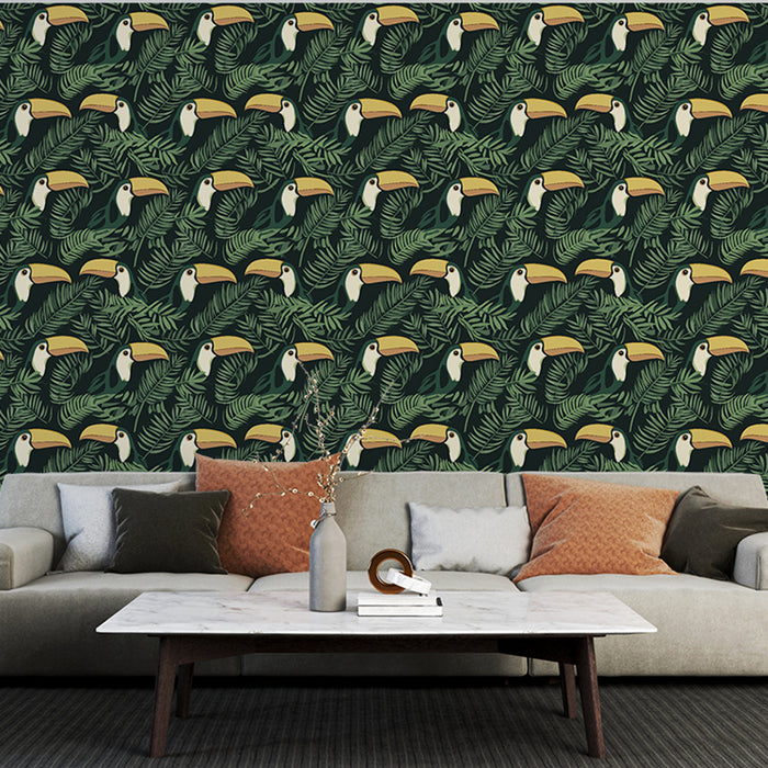 Un salon moderne avec un papier peint tropical représentant des toucans et des feuillages luxuriants sur fond vert foncé, créant une ambiance vivante et exotique.