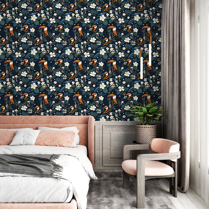 Une chambre moderne avec un papier peint tropical bleu nuit orné de toucans et de fleurs blanches, créant une ambiance vivante et exotique.