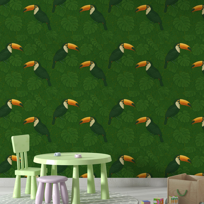 Une salle de jeux avec un papier peint tropical représentant des toucans colorés sur un fond vert feuillu, créant une ambiance joyeuse et vivante.