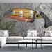 Un salon moderne avec un papier peint représentant un toucan coloré entouré de feuillages stylisés sur fond gris, créant une ambiance tropicale et artistique.