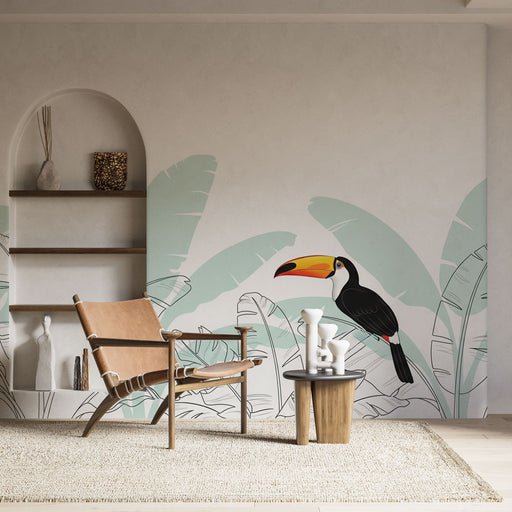 Une pièce lumineuse avec un papier peint tropical représentant un toucan coloré et de grandes feuilles vertes, créant une atmosphère vivante et exotique.