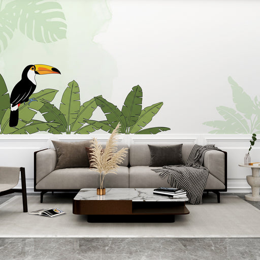 Un salon moderne avec un papier peint tropical représentant un toucan coloré et de grandes feuilles vertes sur un fond clair, créant une ambiance vivante et rafraîchissante.